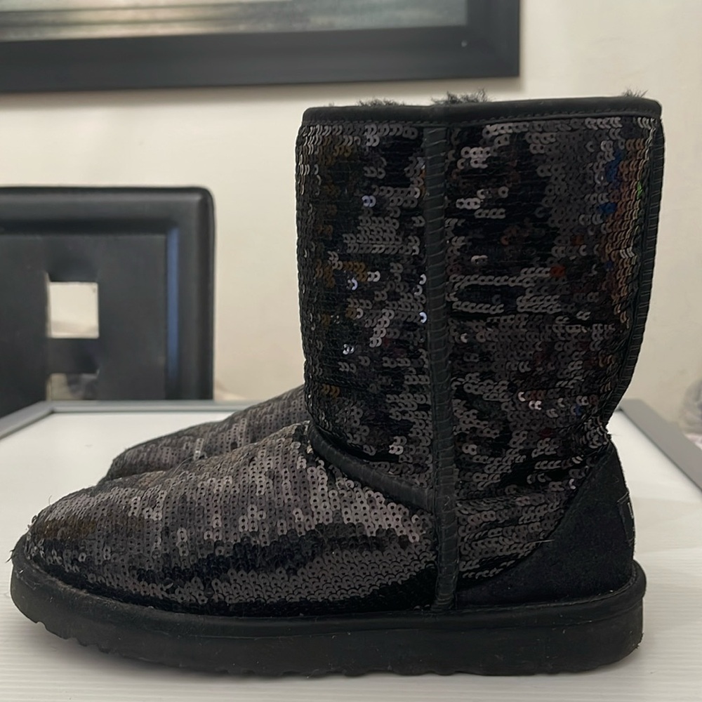 UGG CLASSIC SHORT II SEQUIN BOOTS WOMENS SIZE 7